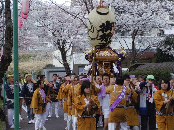 桜まつりのフィナーレを飾る田園みこし会