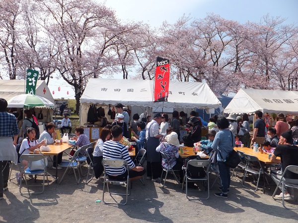 桜まつり町会模擬店の賑わい