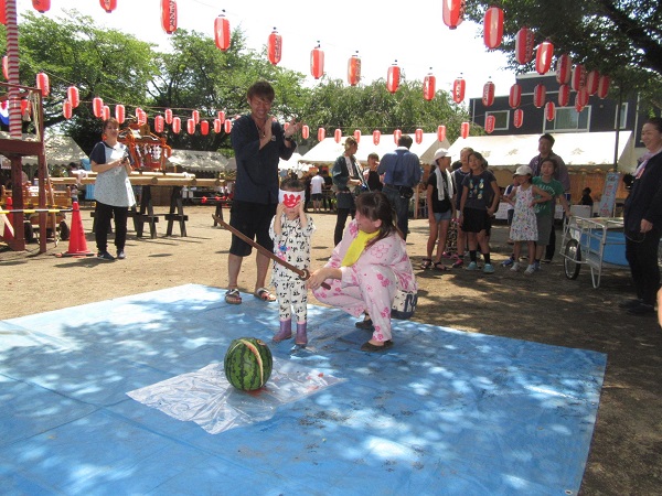 夏祭りのスイカ割り